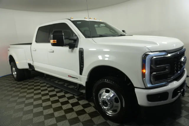 New 2027 Star White Metallic Tri-Coat Ford F-350® Platinum® image 2