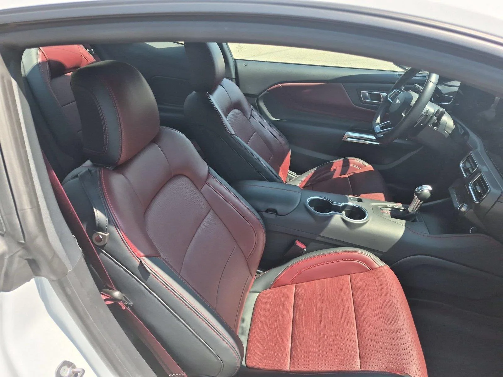 Used 2025 Oxford White Ford GT Premium image 30