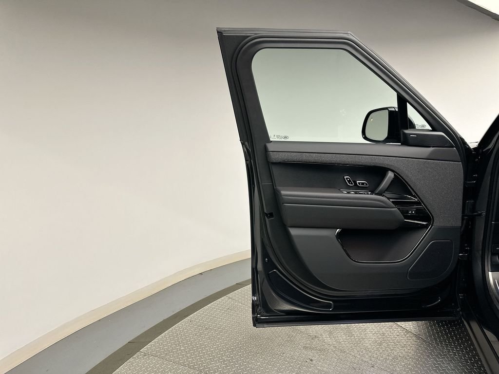 Used 2025  Land Rover SE image 7