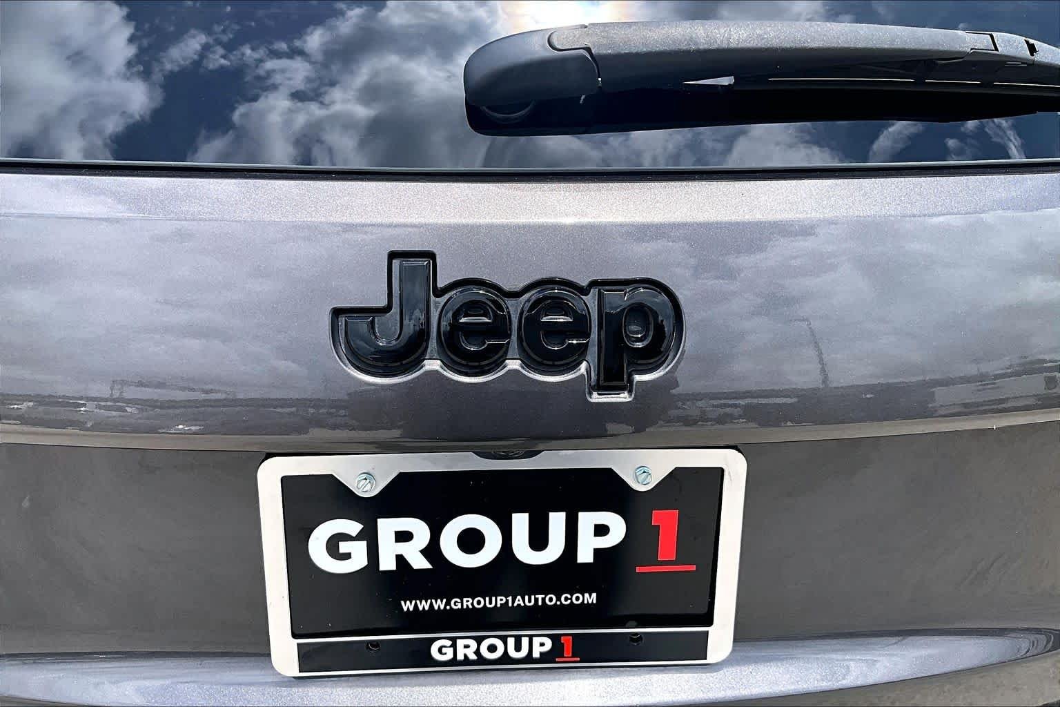 Used 2019 Granite Crystal Metallic Clearcoat Jeep Altitude image 31
