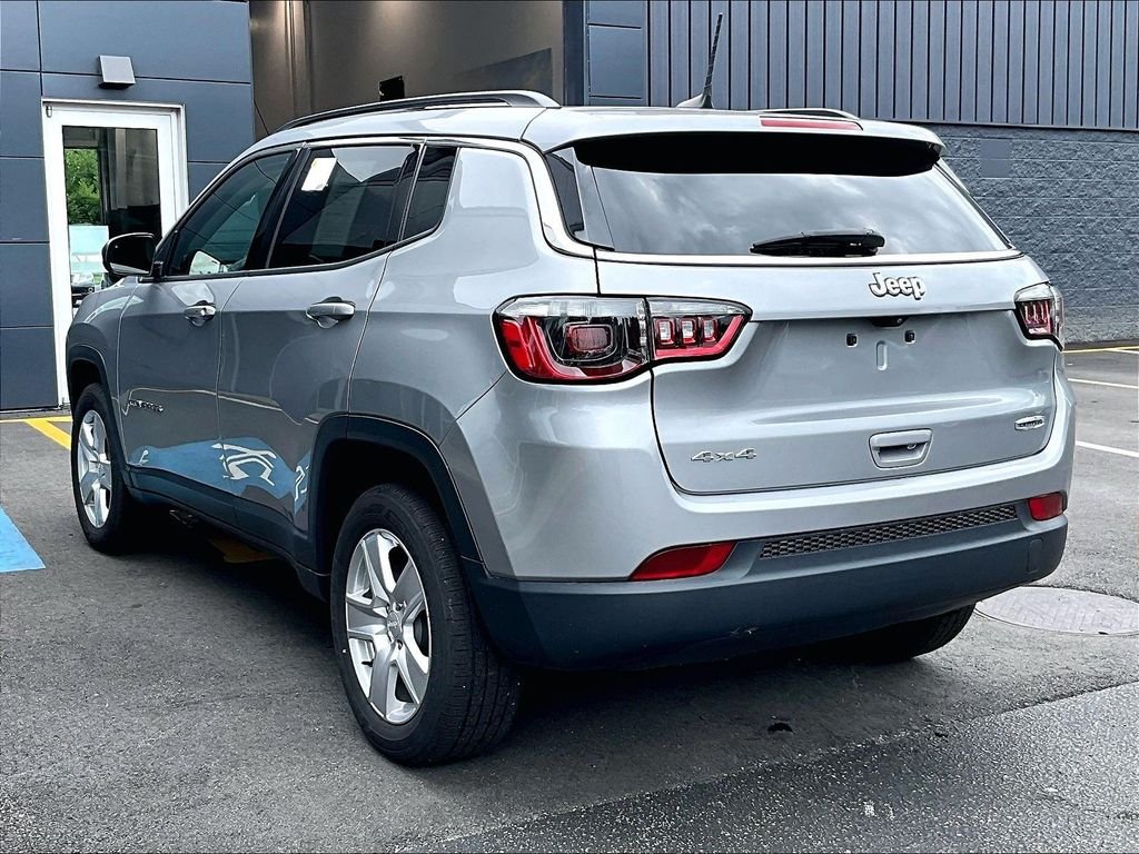 Used 2022 Silver Jeep Latitude image 6