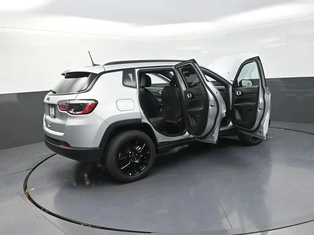 New 2026 Silver Zynith Metallic Clear-Coat Exterior Paint Jeep Latitude image 36