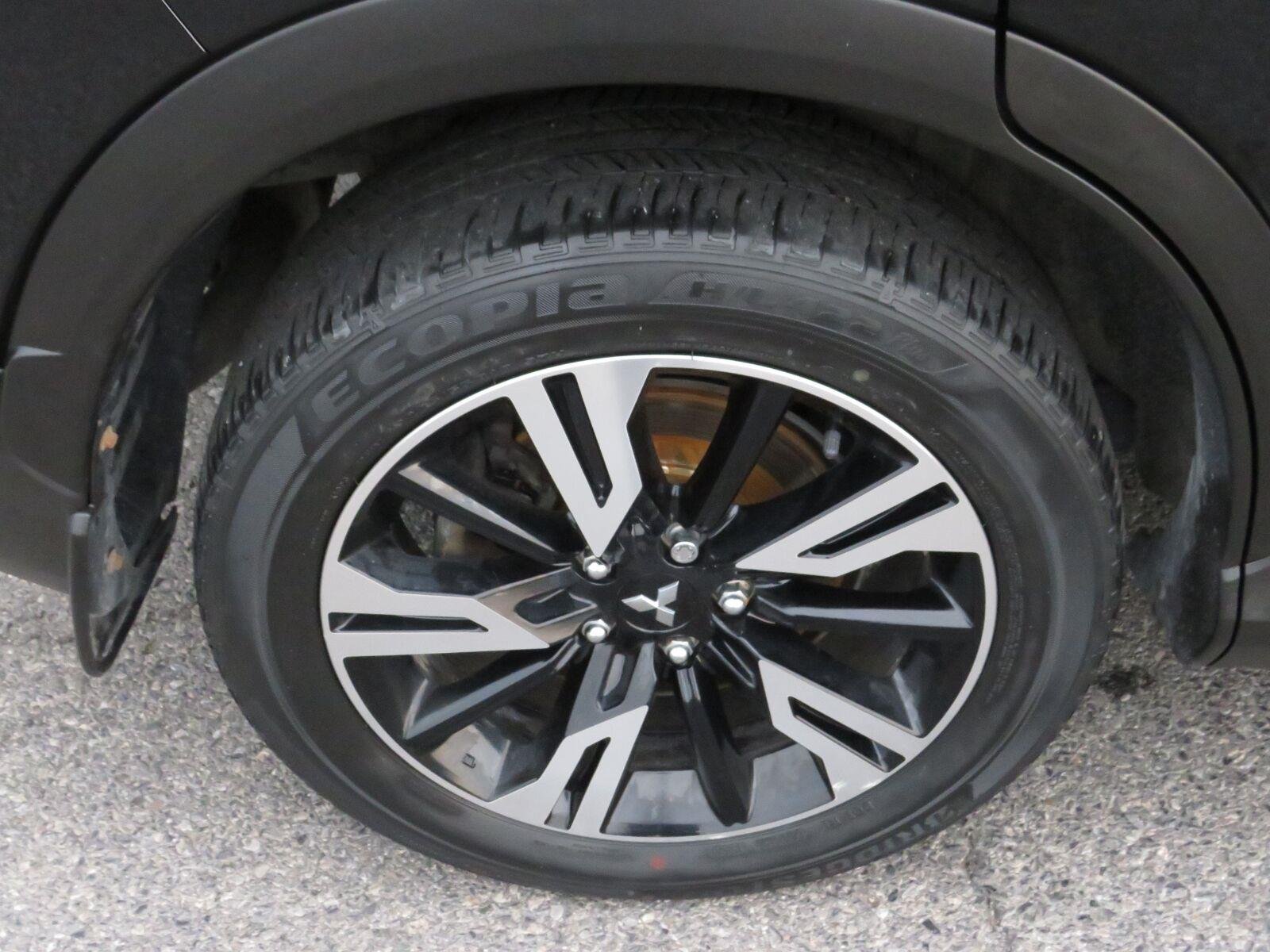 Used 2023 Labrador Black Pearl Mitsubishi SE image 18