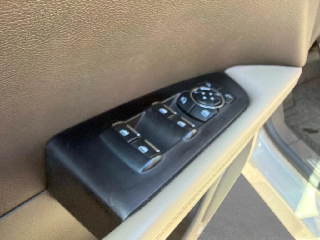 Used 2023 White Lincoln Standard image 19