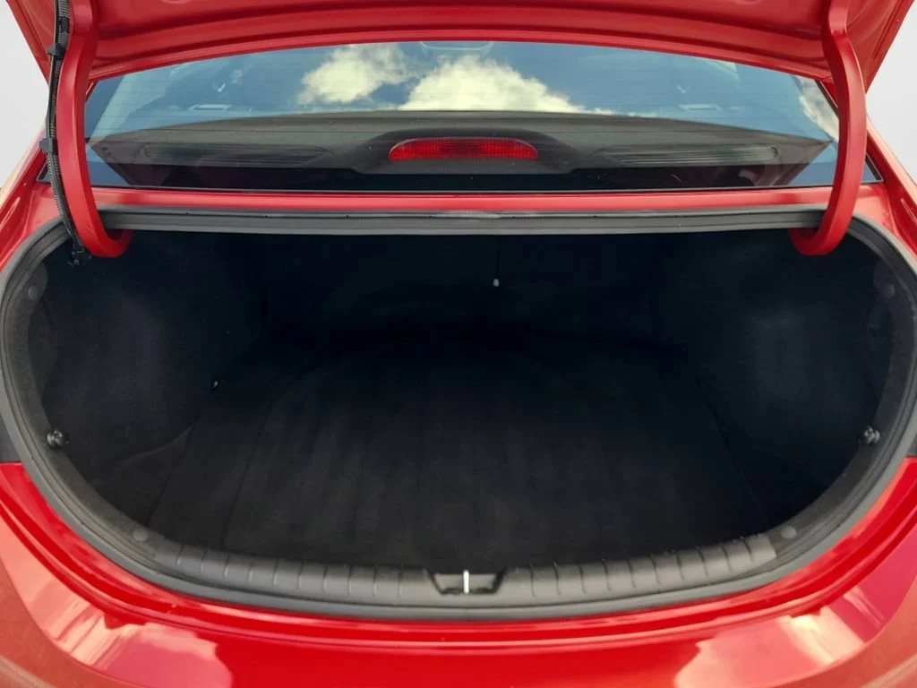 Used 2019 Red Hyundai SE image 9