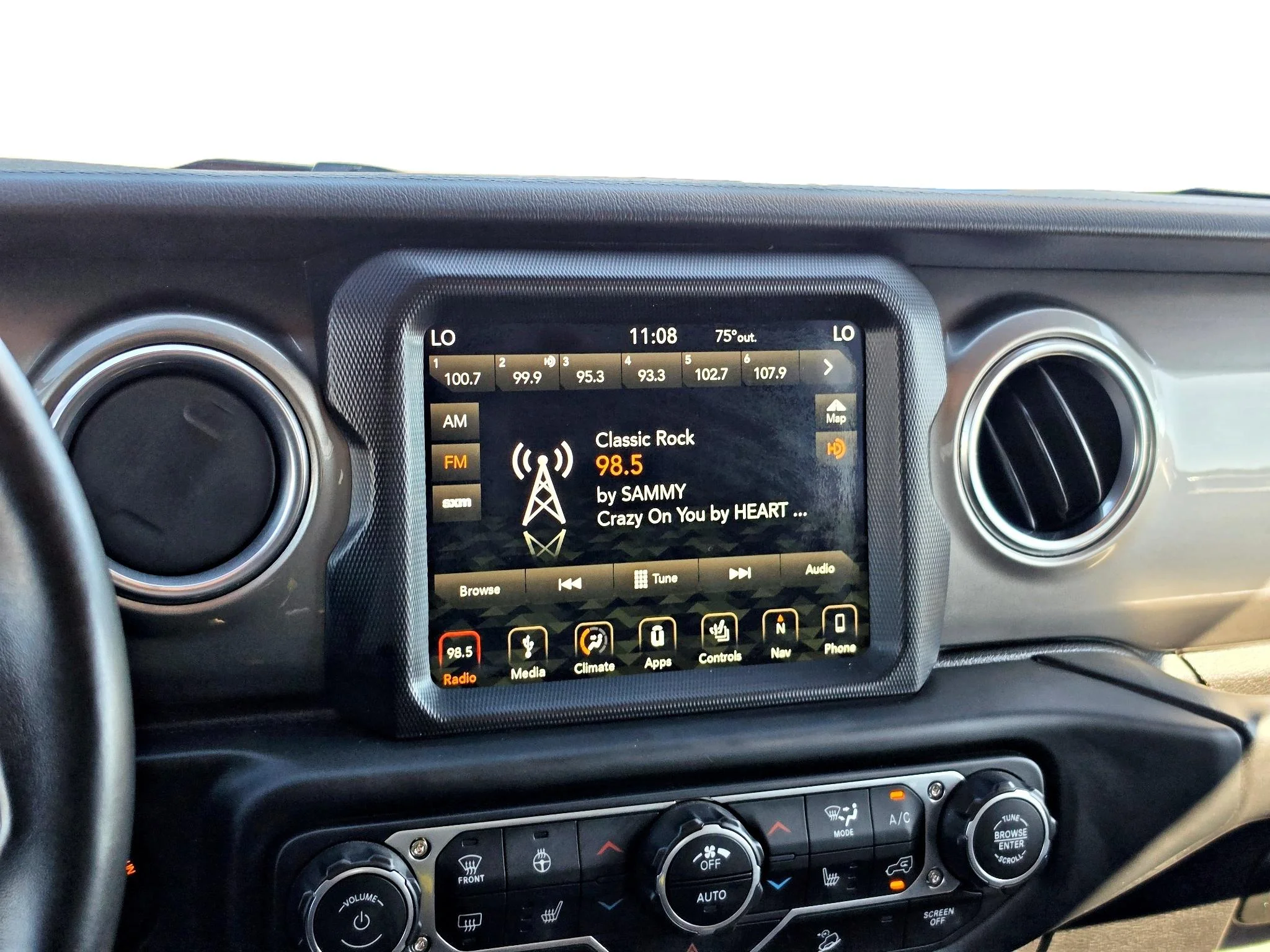 Used 2018 Punkn Metallic Clearcoat Jeep Sahara image 16