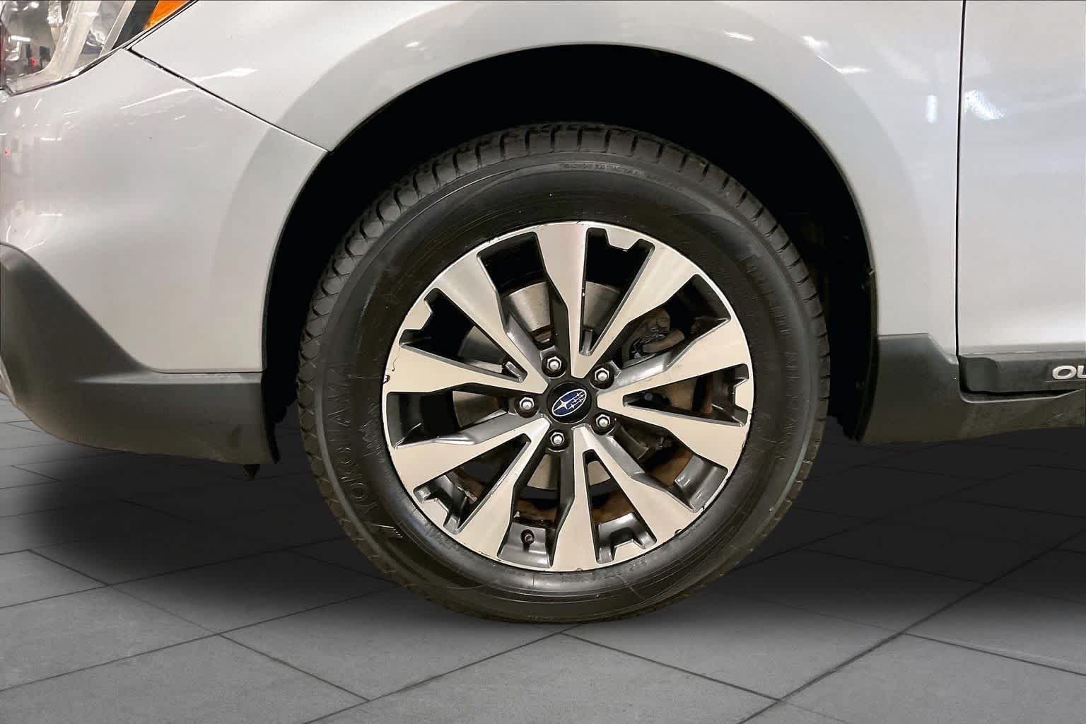 Used 2016 Ice Silver Metallic Subaru 3.6R Limited image 11