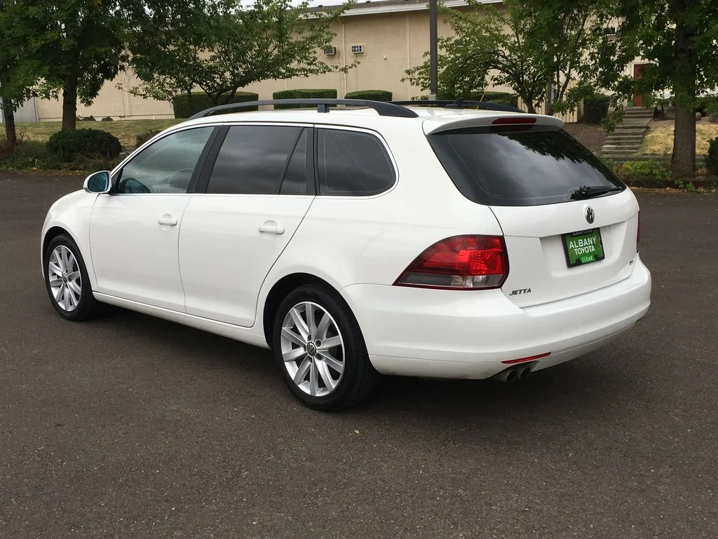 Used 2013  Volkswagen 2.0L TDI image 4