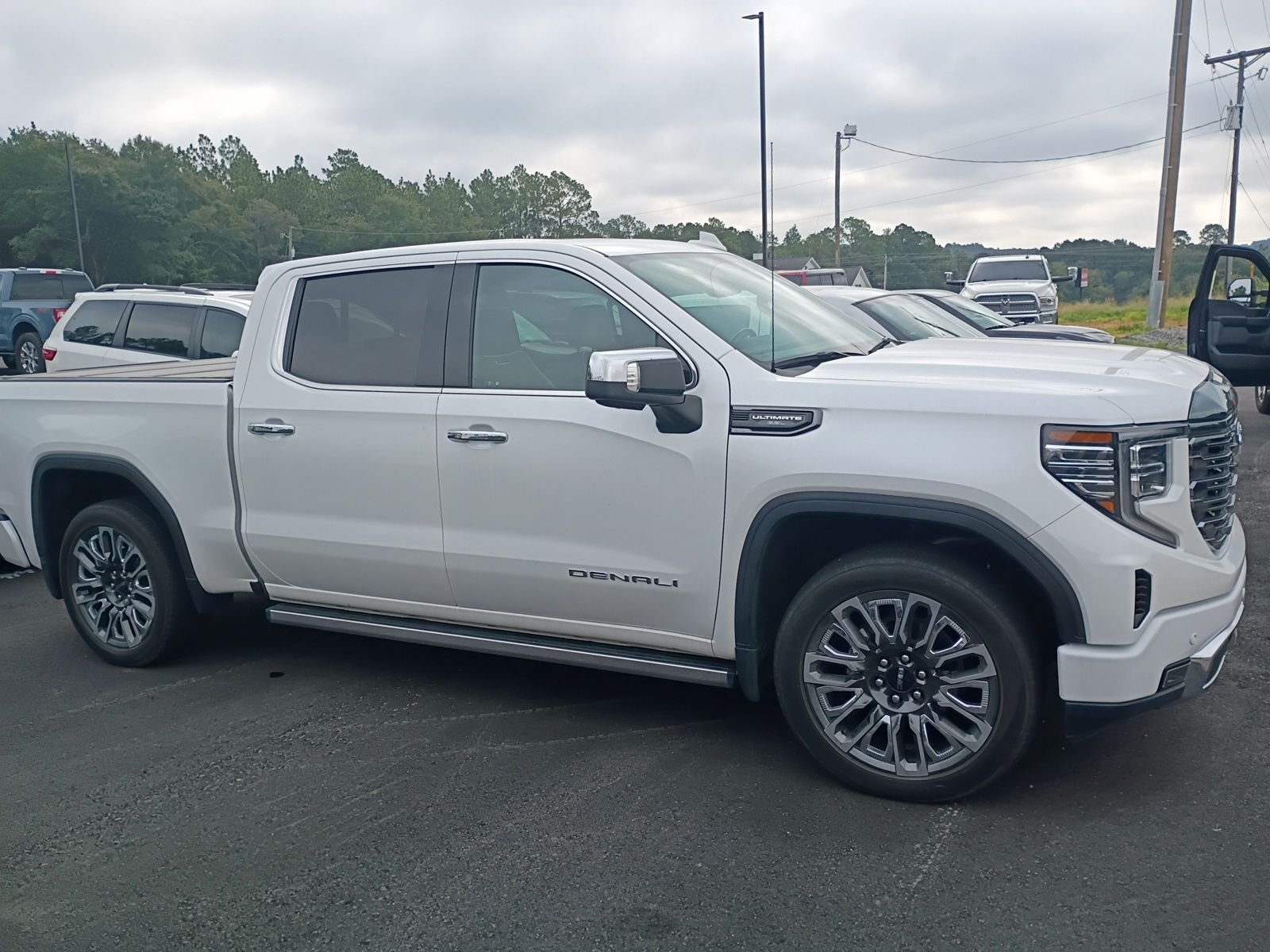 Used 2024 White GMC Denali Ultimate image 9