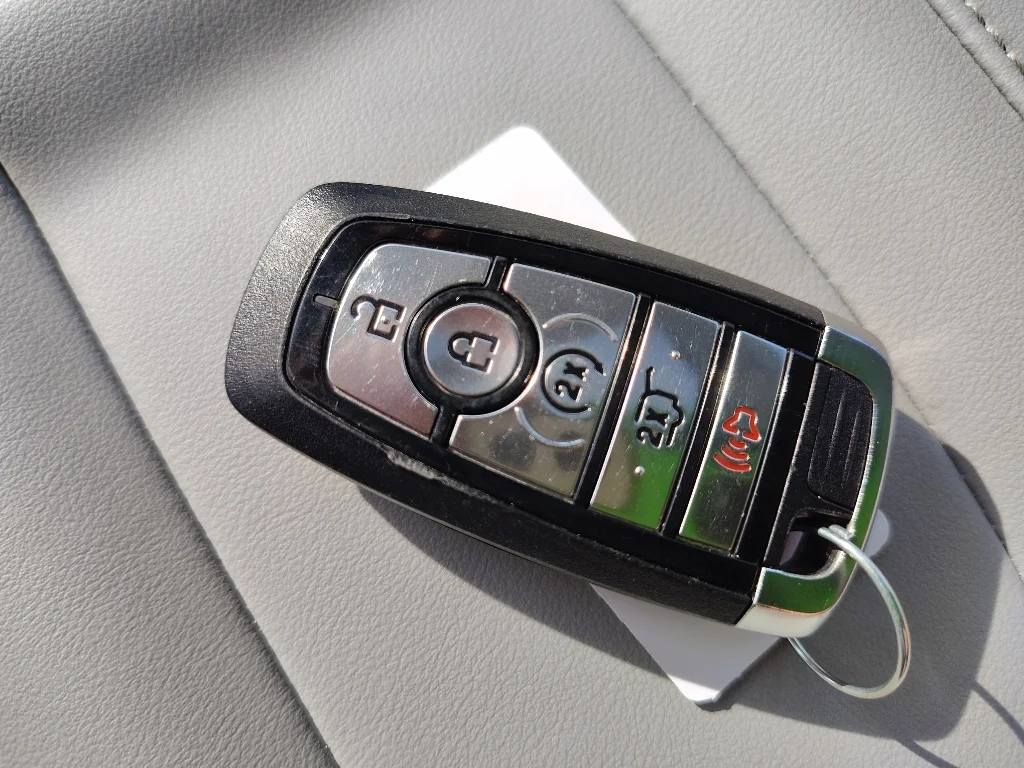 Used 2025 Agate Black Metallic Ford Platinum image 28