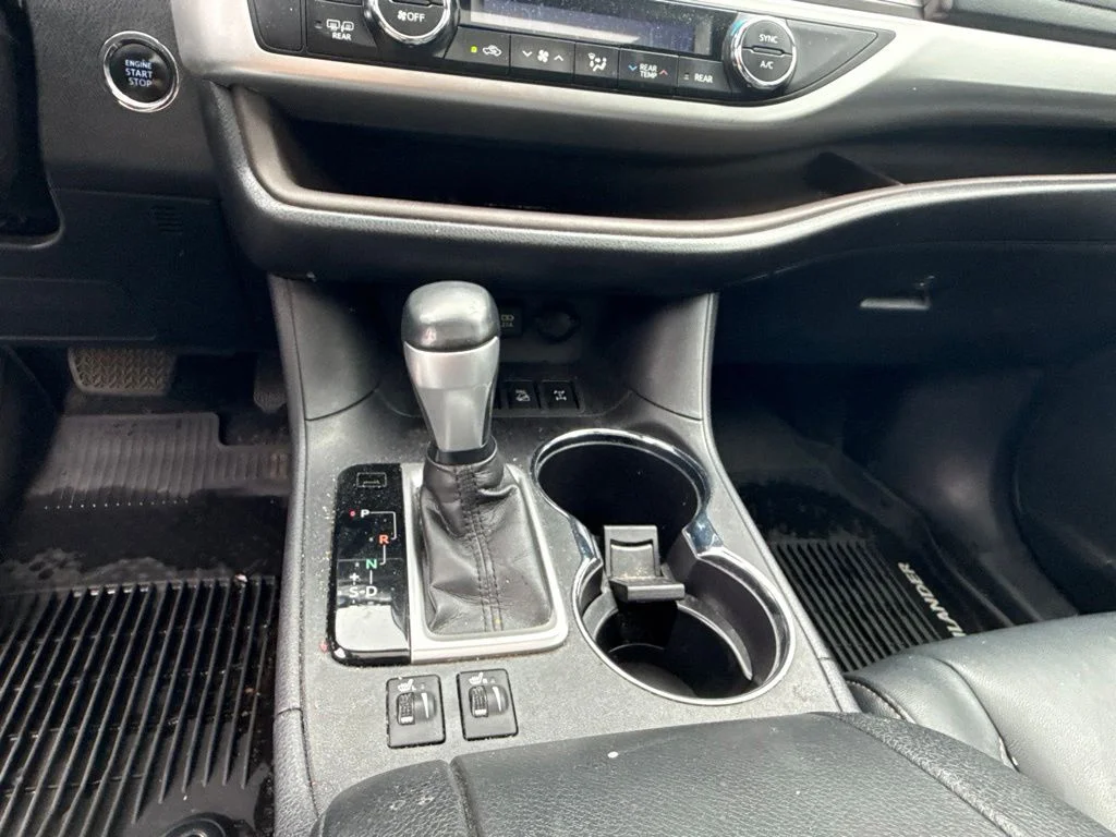 Used 2018 White Toyota XLE image 26