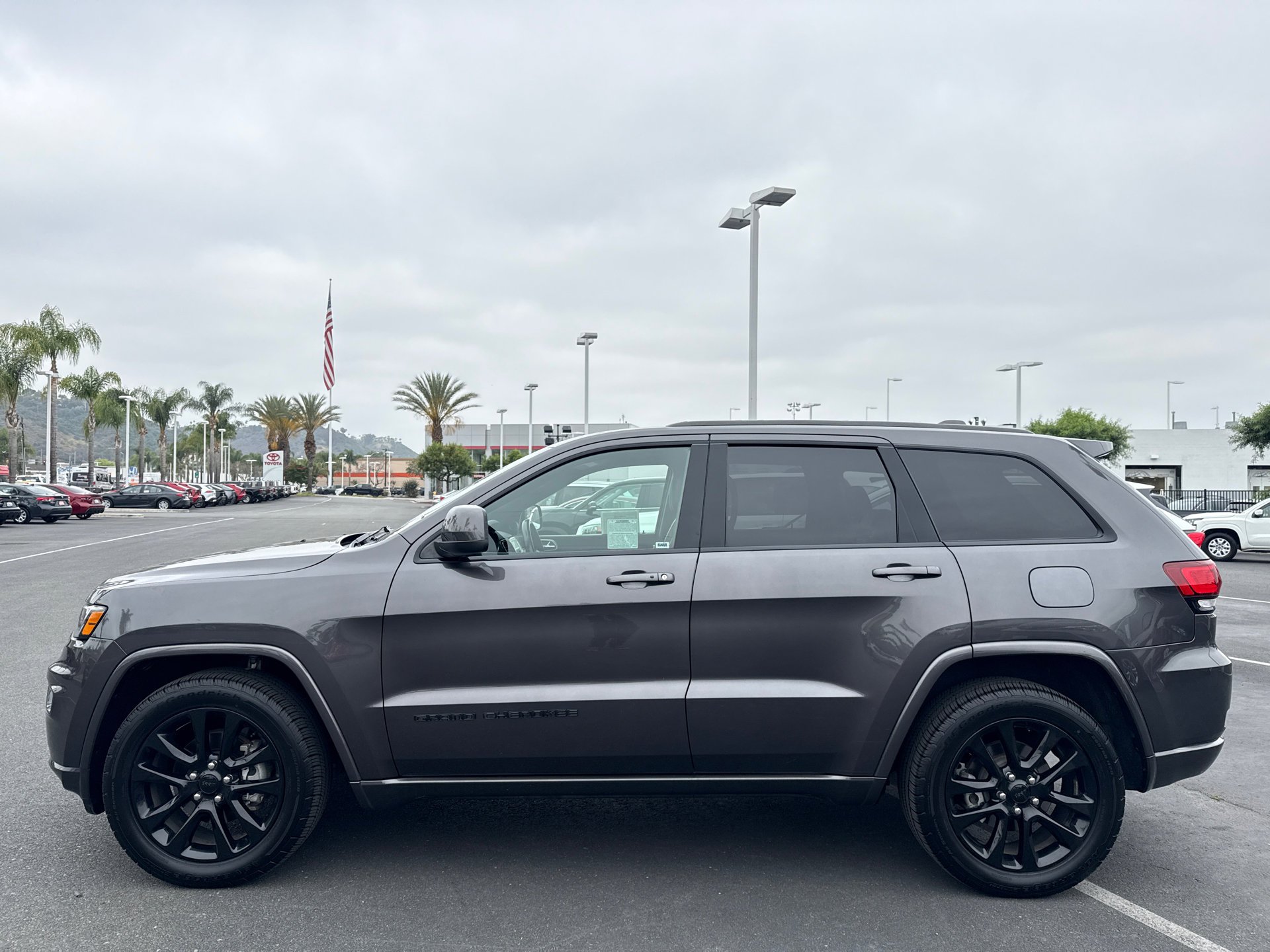 Used 2019 Granite Crystal Metallic Clearcoat Jeep Altitude image 4