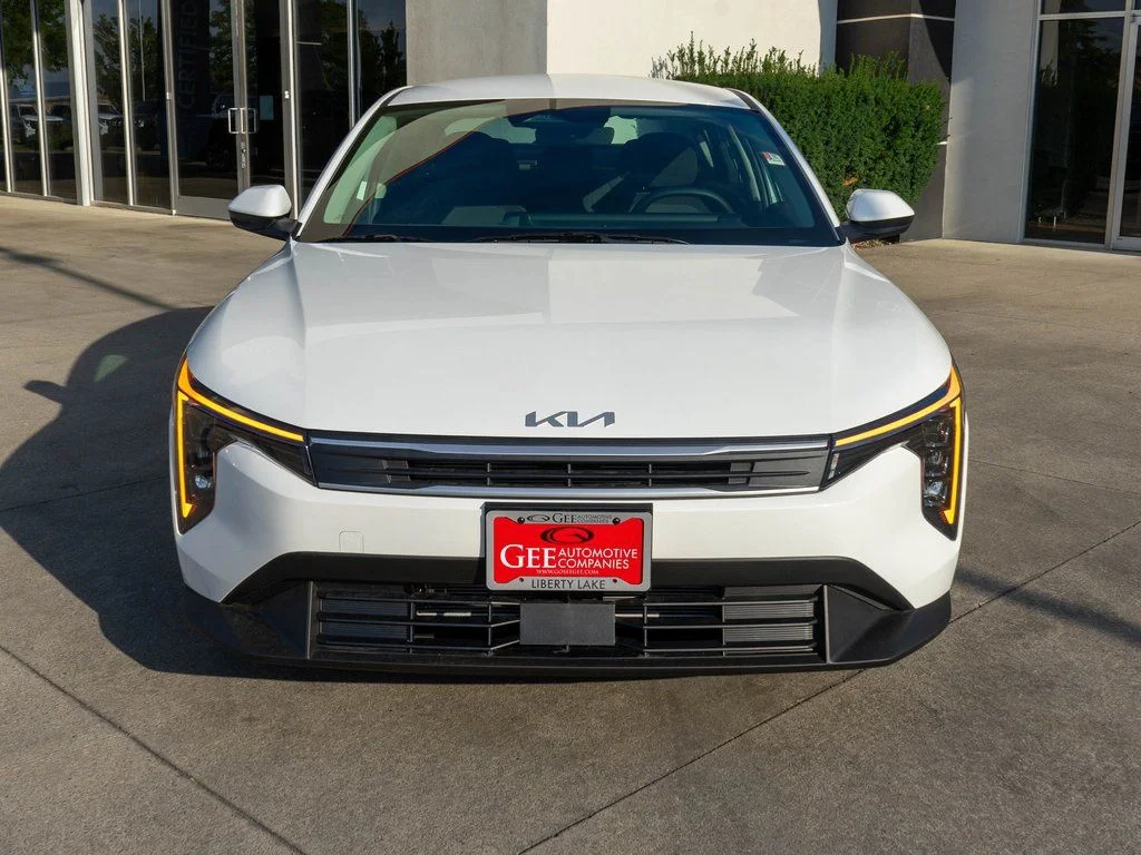 New 2025 Snow White Pearl Kia LX image 2