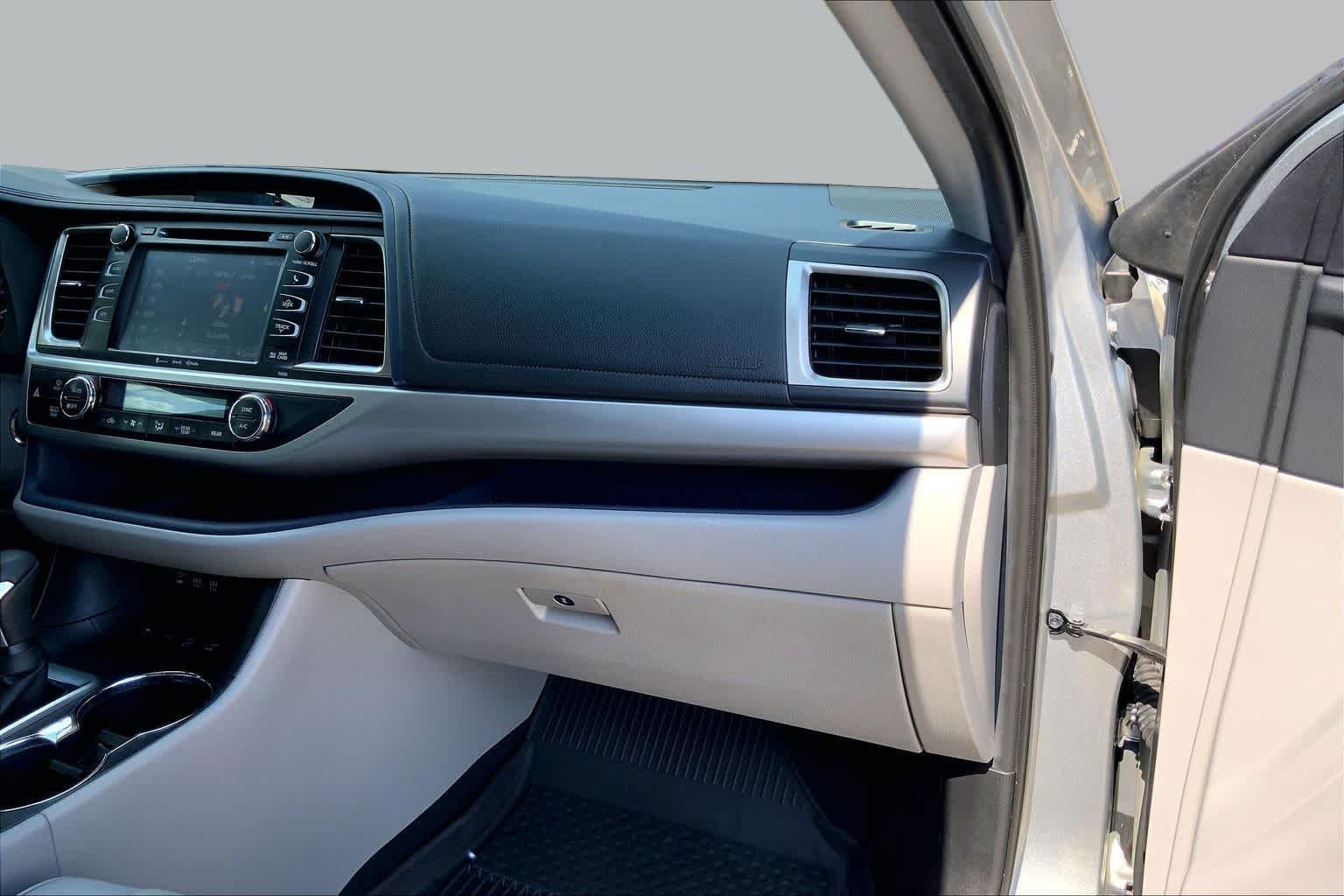 Used 2019 Celestial Silver Metallic Toyota XLE image 19