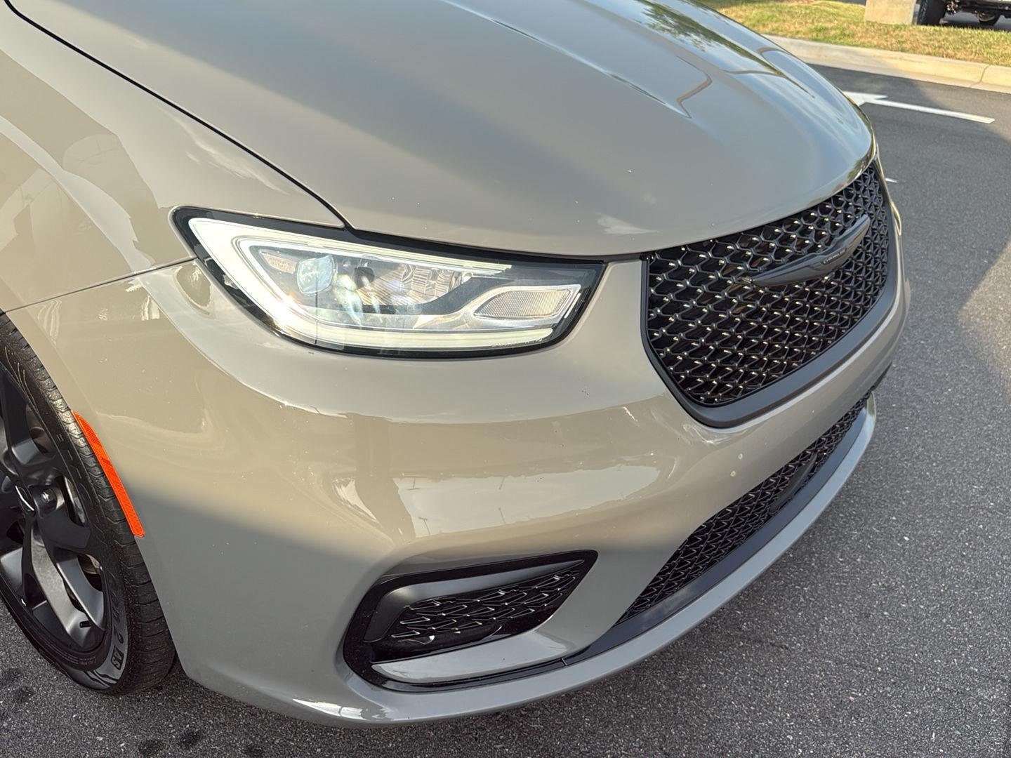 Used 2025 Ceramic Gray Clearcoat Chrysler Limited image 11