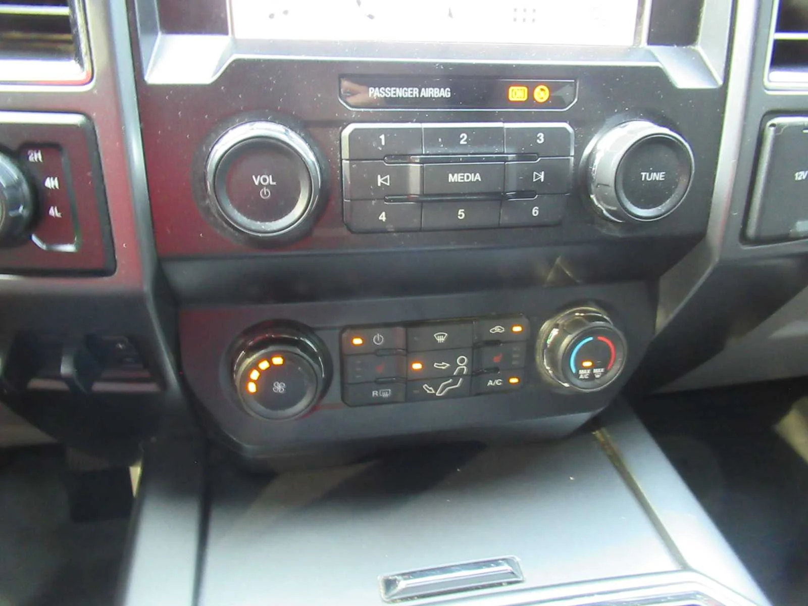 Used 2019 Oxford White Ford XLT image 29