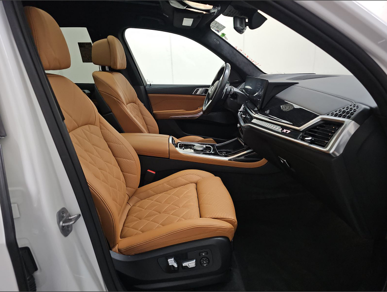 Used 2024 White BMW xDrive40i image 8