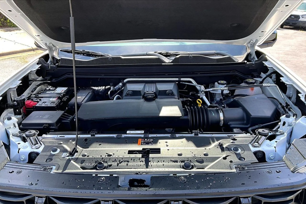 Used 2025 White GMC Elevation image 35