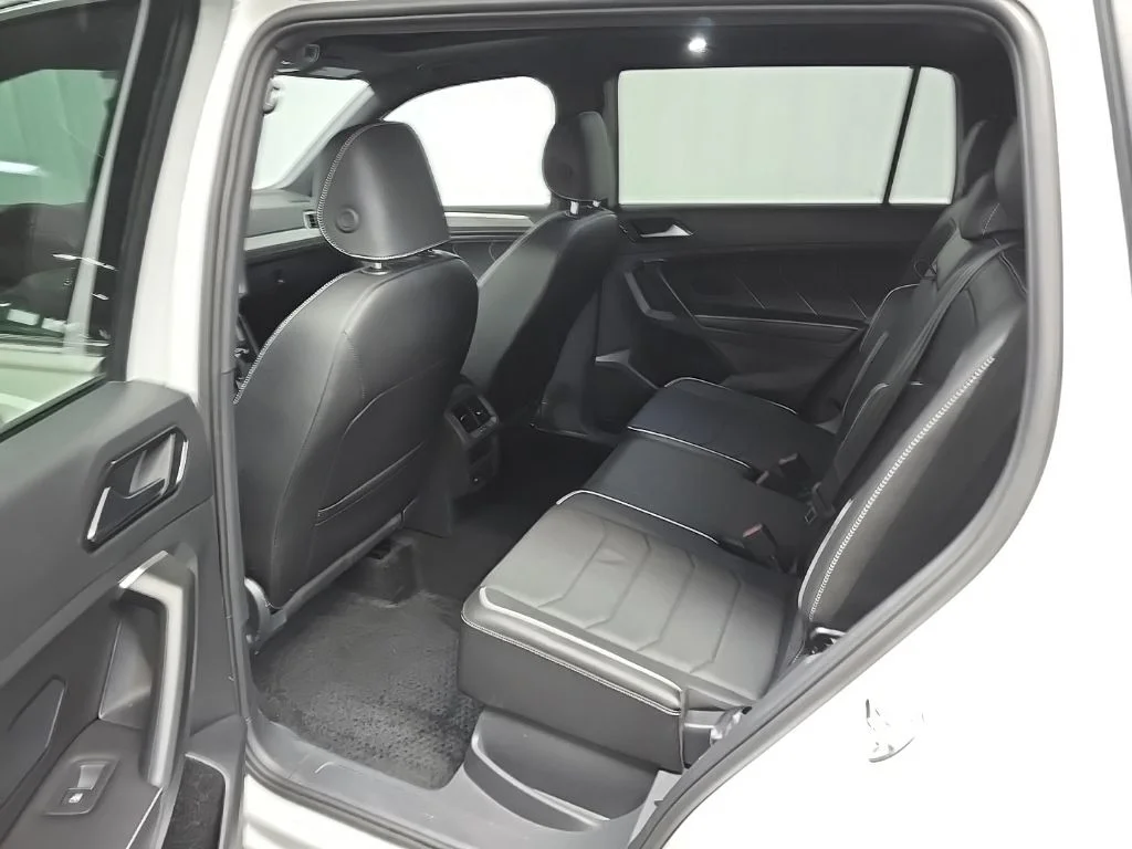 Used 2024 White Volkswagen 2.0T SEL R-Line image 33