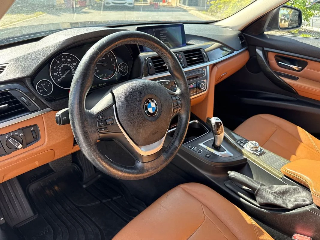 Used 2013  BMW xDrive image 9