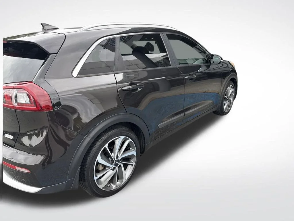 Used 2017 Black Kia Touring image 3