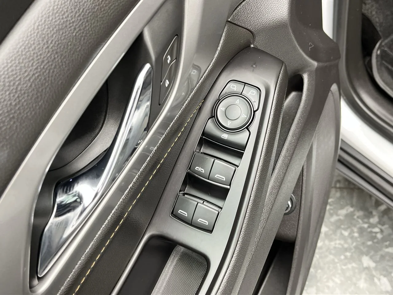 Used 2019 SUMMIT WHITE Chevrolet LT Cloth image 8
