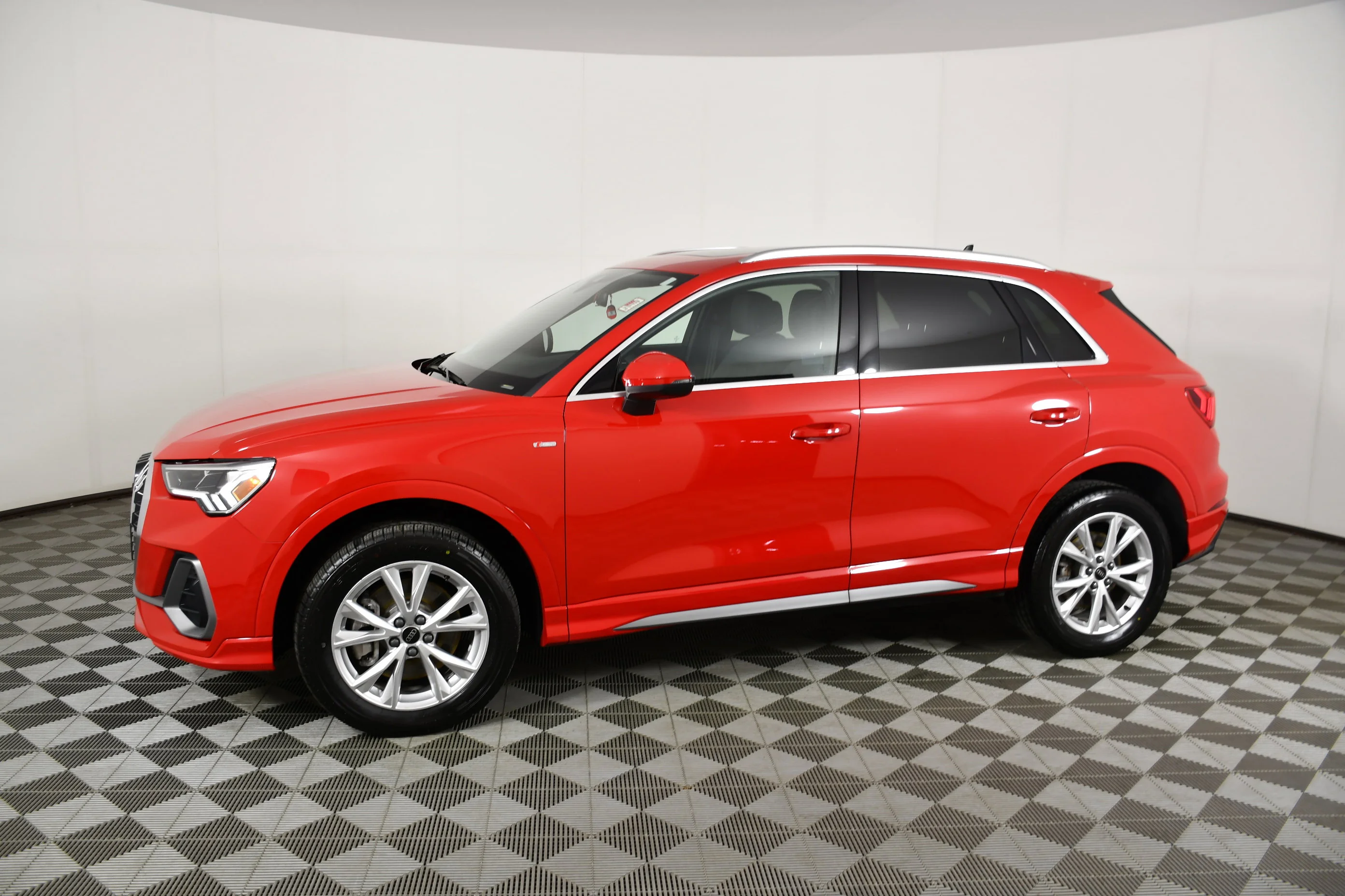 Used 2025 Red Audi S line Premium image 9
