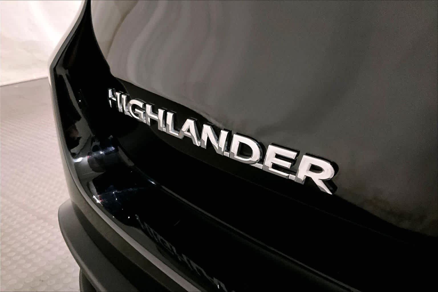 Used 2019 Midnight Black Metallic Toyota SE image 9