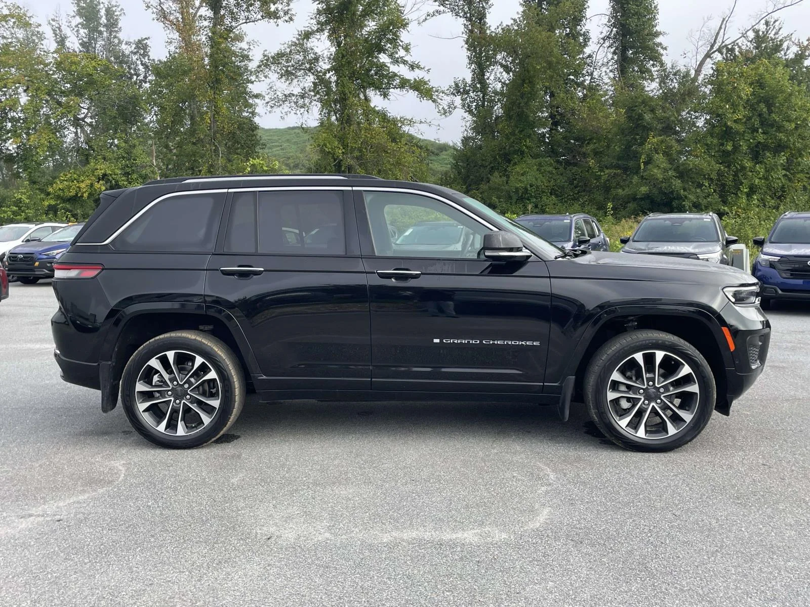 Used 2022 Diamond Black Crystal Pearlcoat Jeep Overland image 29