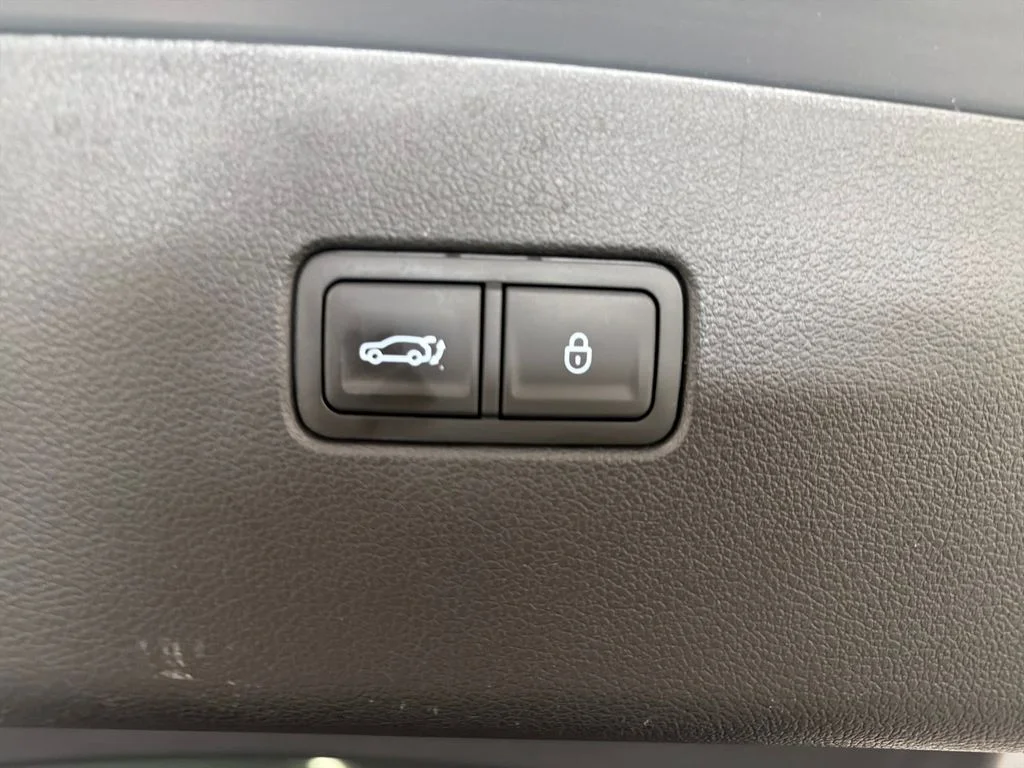 Used 2025 Silver Genesis 3.5T e-SC image 9