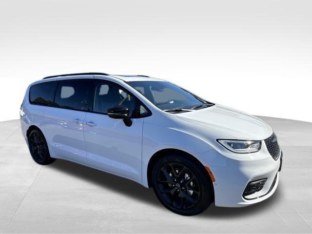 New 2026 Bright White Clear-Coat Exterior Paint Chrysler Limited image 9