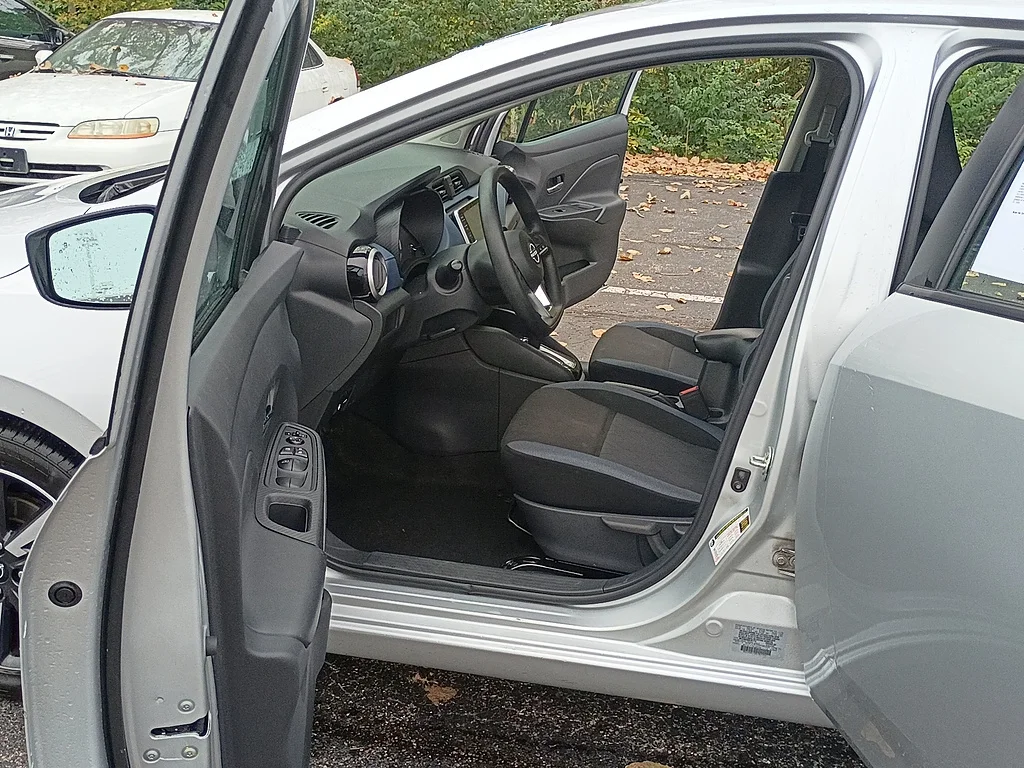 2024 Nissan Versa SV, photo 11 of 12