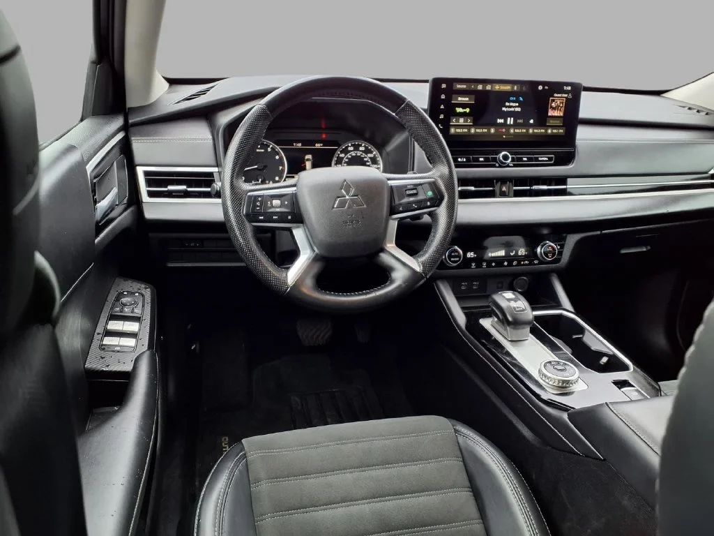 Used 2025 Black Mitsubishi  image 4