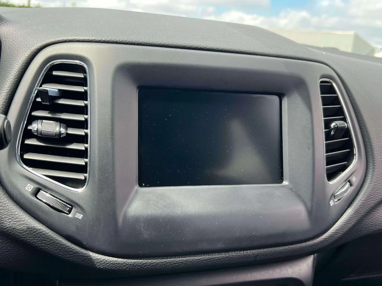 Used 2021 White Clearcoat Jeep Latitude 4x4 image 31