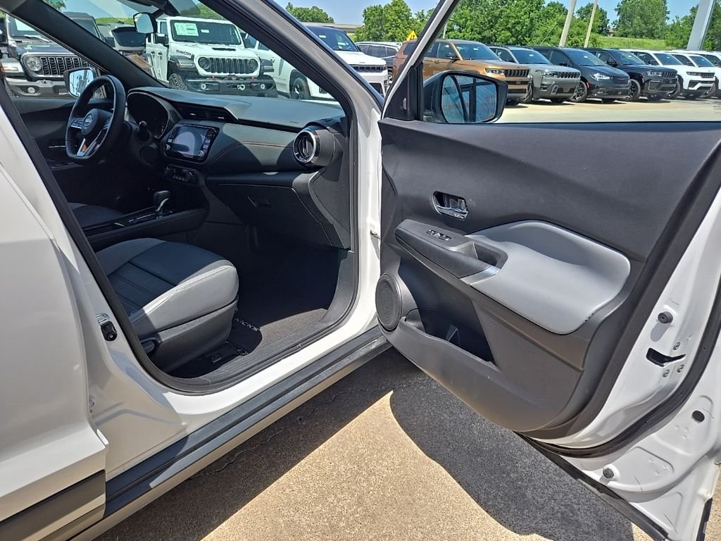 Used 2024 White Nissan SR image 61