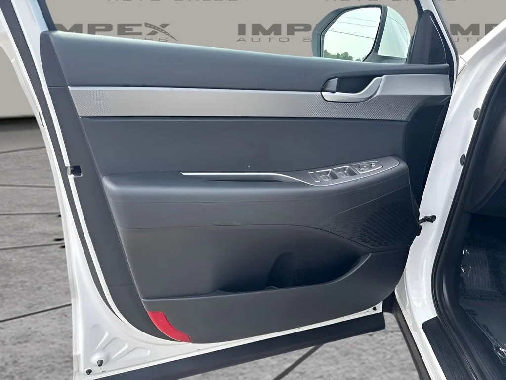 Used 2025 White Hyundai SEL image 17