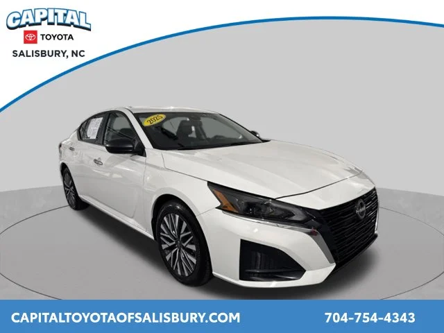 Used 2025 White Nissan 2.5 SV image 1