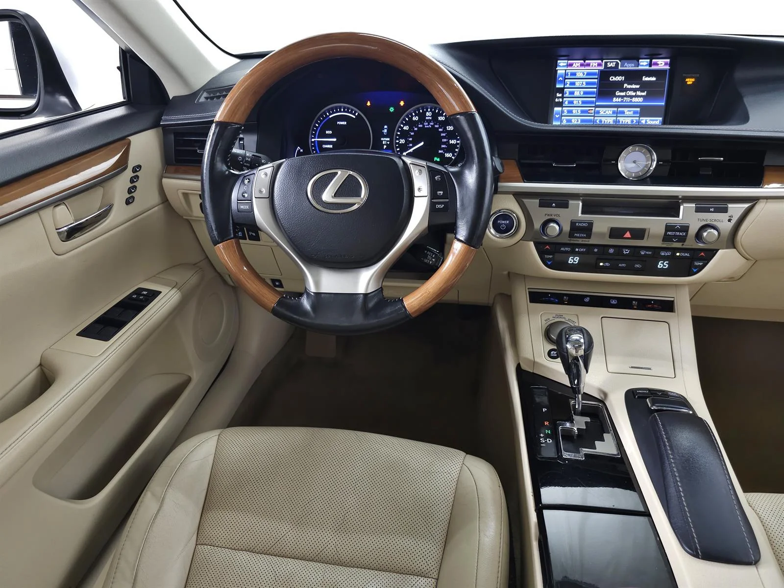 Used 2014 White Lexus  image 17