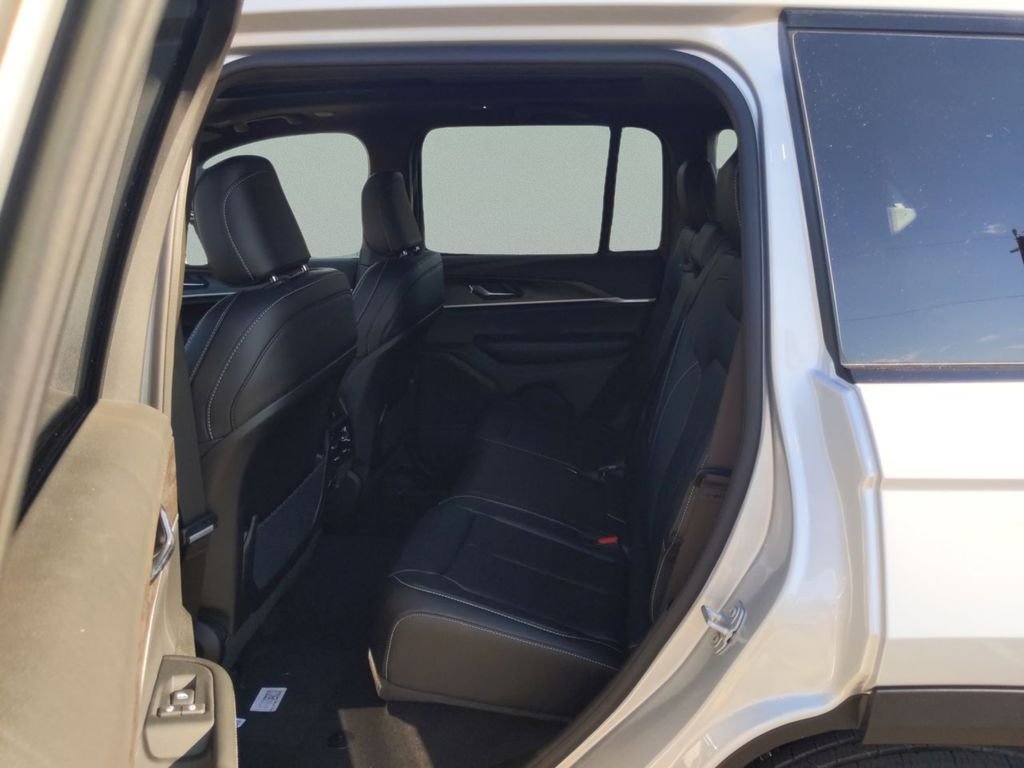 New 2025 Silver Zynith Exterior Paint Jeep Limited image 16