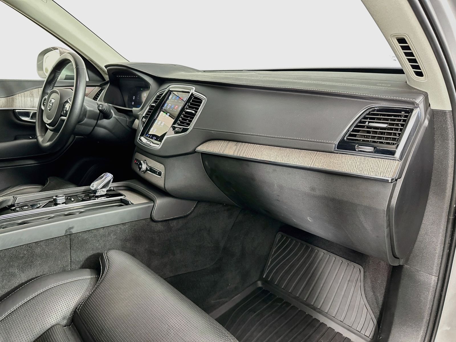 Used 2023 Silver Dawn Metallic Volvo Ultimate image 32
