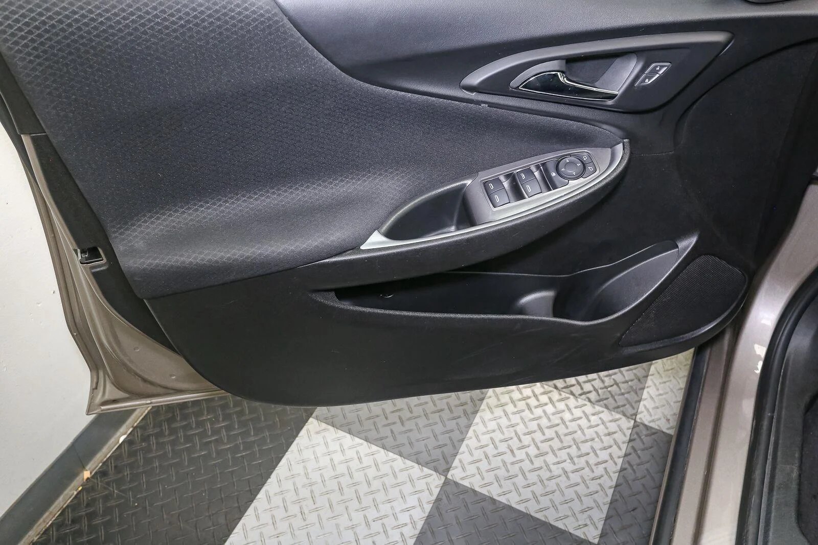 Used 2025 Mineral Gray Metallic Chevrolet LT image 39