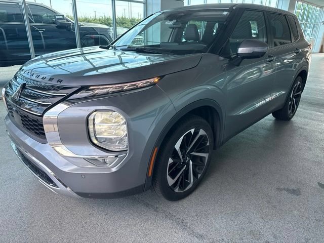 Used 2023 Gray Mitsubishi SE image 4