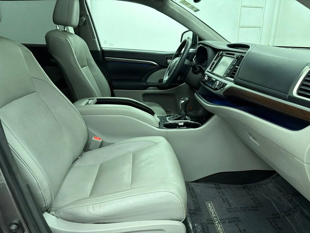 Used 2015 Gray Toyota Limited image 30