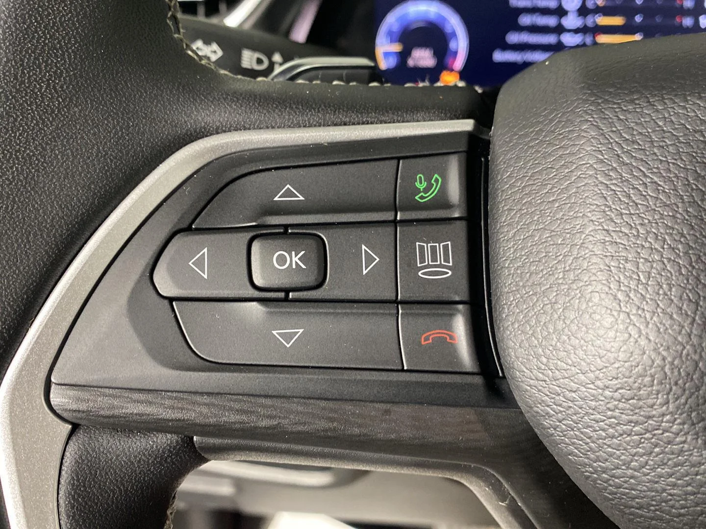 Used 2023 Silver Zynith Jeep Laredo image 23