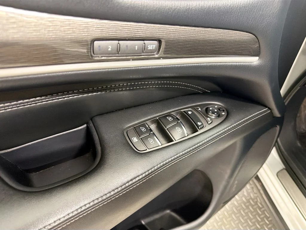 Used 2019 Liquid Platinum INFINITI LUXE image 19