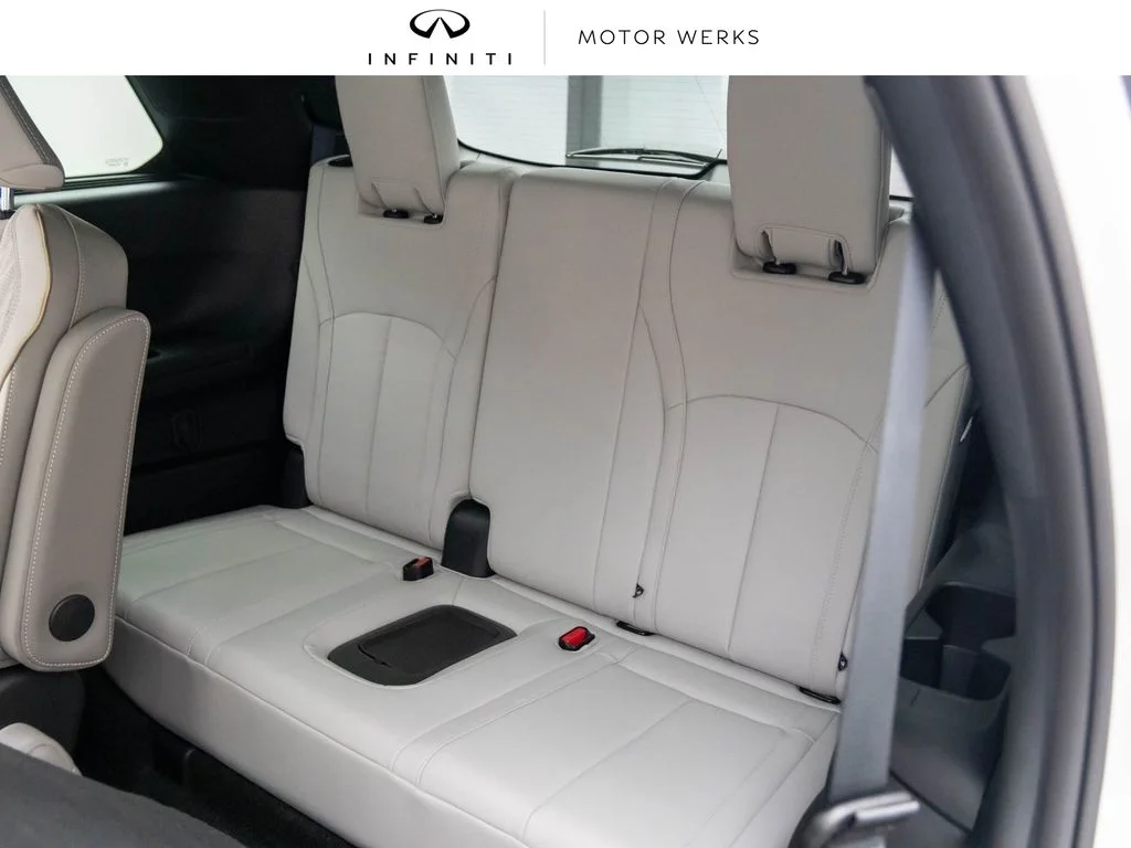 New 2027 2T RAD WHT INFINITI Autograph AWD image 17