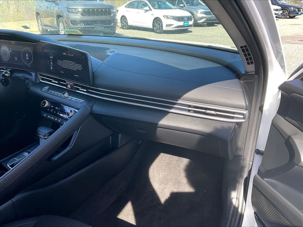 Used 2025 White Hyundai SEL Convenience image 13