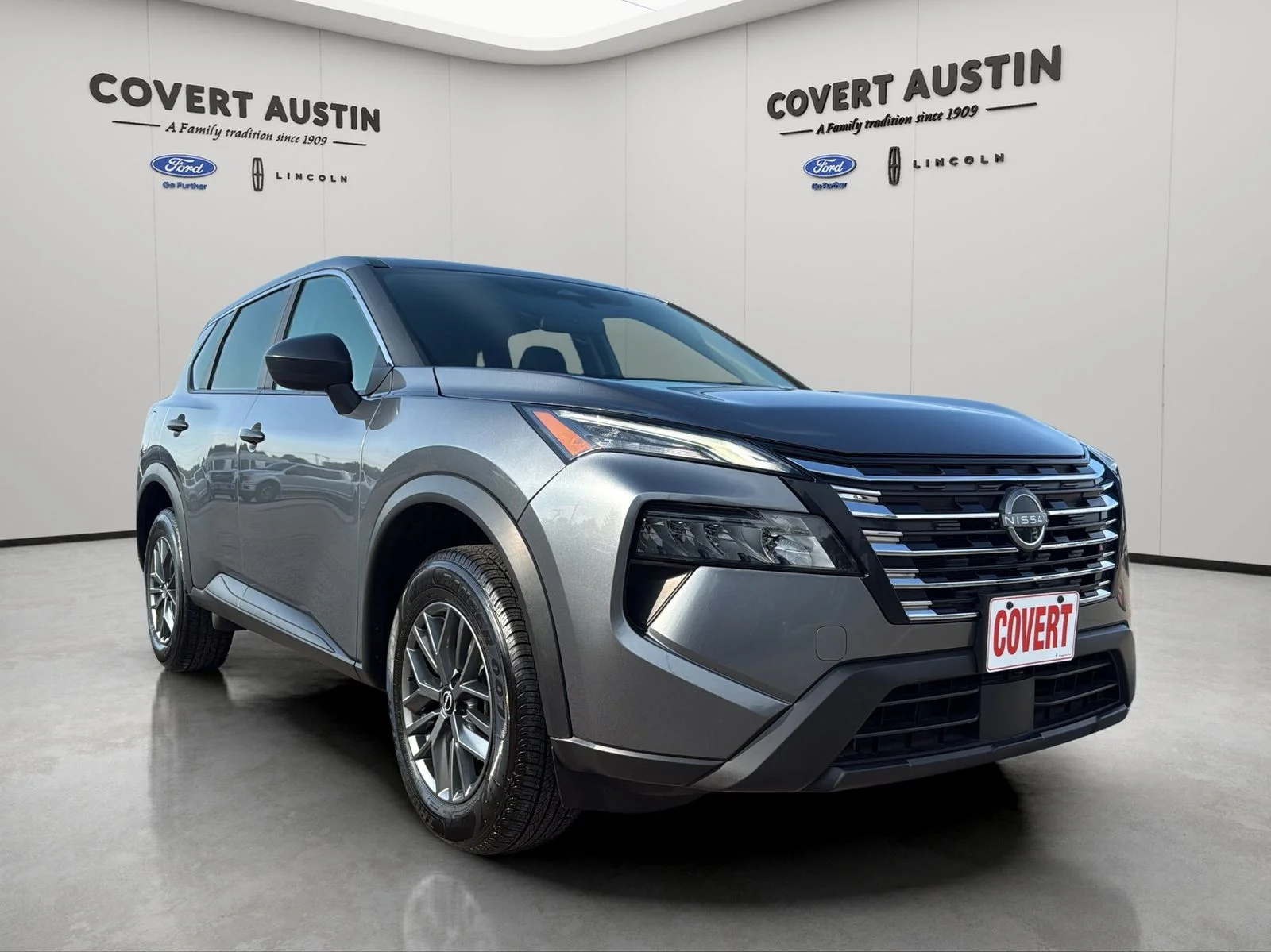 Used 2024 Gray Nissan S image 7