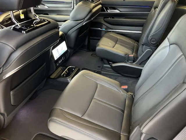 New 2026 Bright White Clear-Coat Exterior Paint Jeep Summit Obsidian image 18