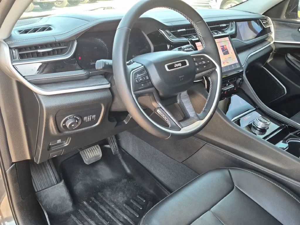 Used 2022  Jeep Limited image 36